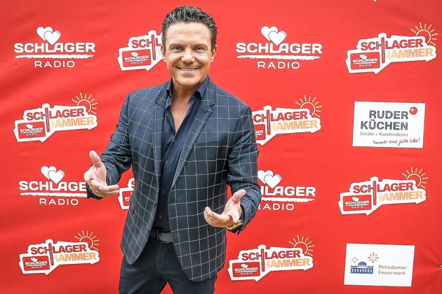 13.08.2022, xlakx, Entertainment Musik, SchlagerHammer-Tour 2022 in Oranienburg emspor, v.l. Stefan Mross im Schlosspark Oranienburg bei der SchlagerHammer-Tour 2022. Oranienburg