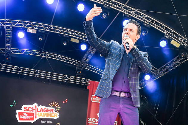 13.08.2022, xlakx, Entertainment Musik, SchlagerHammer-Tour 2022 in Oranienburg emspor, v.l. Stefan Mross im Schlosspark Oranienburg bei der SchlagerHammer-Tour 2022. Oranienburg