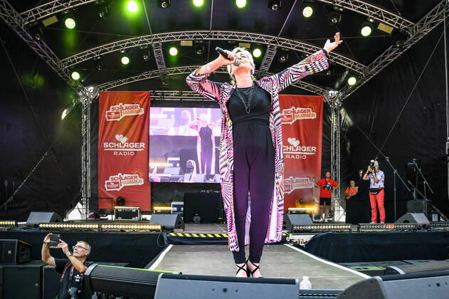 13.08.2022, xlakx, Entertainment Musik, SchlagerHammer-Tour 2022 in Oranienburg emspor, v.l. Claudia Jung im Schlosspark Oranienburg bei der SchlagerHammer-Tour 2022. Oranienburg