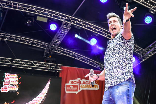 13.08.2022, xlakx, Entertainment Musik, SchlagerHammer-Tour 2022 in Oranienburg emspor, v.l. Norman Langen im Schlosspark Oranienburg bei der SchlagerHammer-Tour 2022. Oranienburg