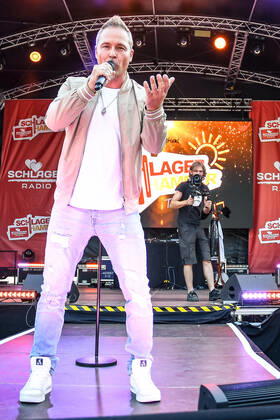 13.08.2022, xlakx, Entertainment Musik, SchlagerHammer-Tour 2022 in Oranienburg emspor, v.l. Mitch Keller im Schlosspark Oranienburg bei der SchlagerHammer-Tour 2022. Oranienburg