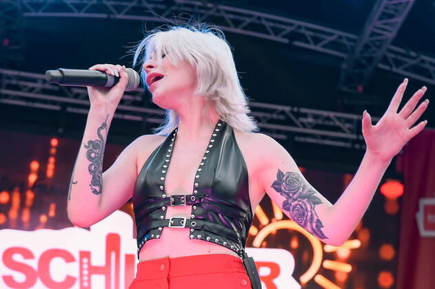 13.08.2022, xlakx, Entertainment Musik, SchlagerHammer-Tour 2022 in Oranienburg emspor, v.l. Marie Reim im Schlosspark Oranienburg bei der SchlagerHammer-Tour 2022. Oranienburg