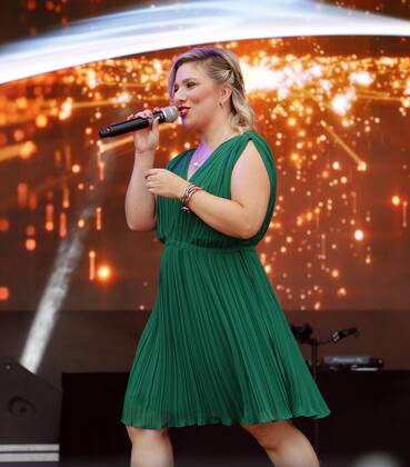Laura Wilde bei der Schlager Radio Schlager Hammer Tour 2022 in Oranienburg.