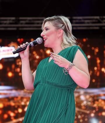 Laura Wilde bei der Schlager Radio Schlager Hammer Tour 2022 in Oranienburg.