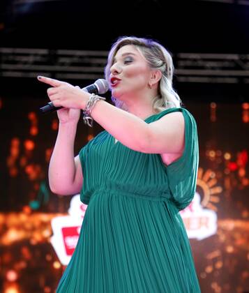 Laura Wilde bei der Schlager Radio Schlager Hammer Tour 2022 in Oranienburg.