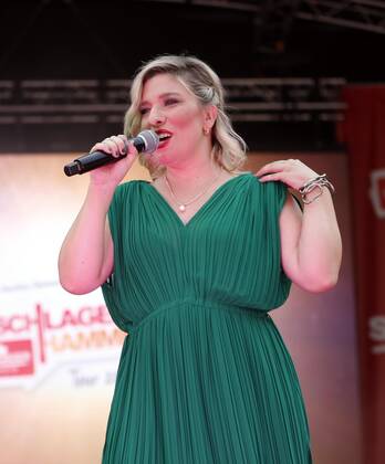 Laura Wilde bei der Schlager Radio Schlager Hammer Tour 2022 in Oranienburg.