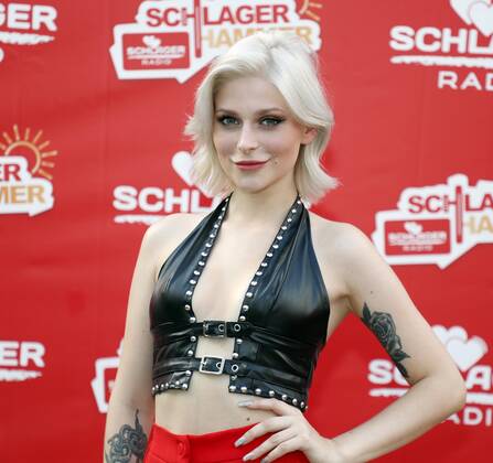 Marie Reim bei der Schlager Radio Schlager Hammer Tour 2022 in Oranienburg.