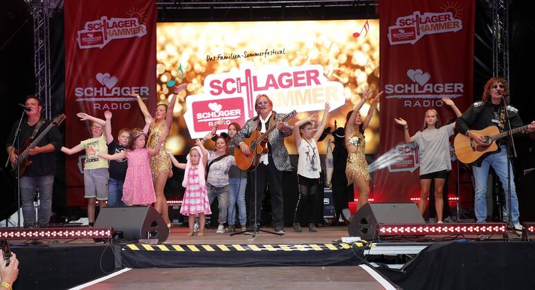 Frank Zander bei der Schlager Radio Schlager Hammer Tour 2022 in Oranienburg.