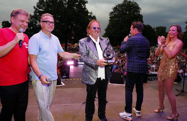 Ehrung Frank Zander mit dem Preis für das Lebenswerk bei der Schlager Radio Schlager Hammer Tour 2022 in Oranienburg.