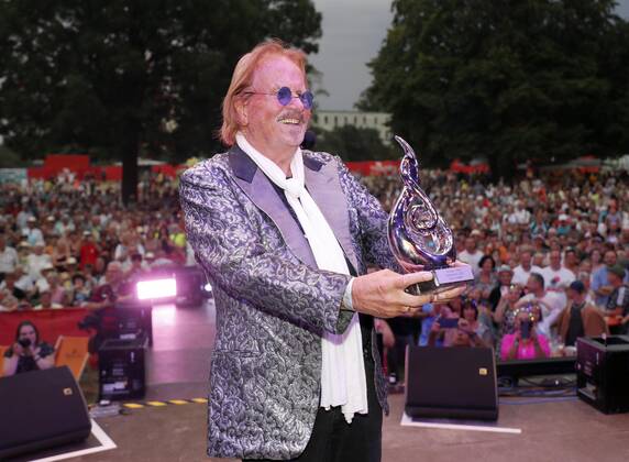 Ehrung Frank Zander mit dem Preis für das Lebenswerk bei der Schlager Radio Schlager Hammer Tour 2022 in Oranienburg.
