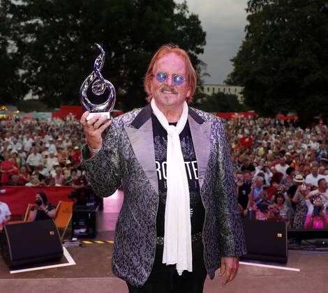 Ehrung Frank Zander mit dem Preis für das Lebenswerk bei der Schlager Radio Schlager Hammer Tour 2022 in Oranienburg.