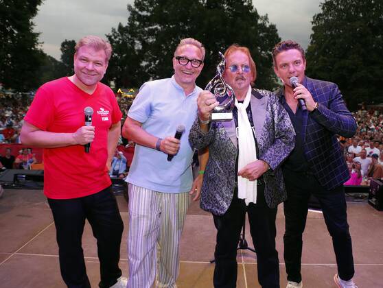 Normen Sträche, Oliver Dunk, Frank Zander, Stefan Mross. Ehrung Frank Zander mit dem Preis für das Lebenswerk bei der Schlager Radio Schlager Hammer Tour 2022 in Oranienburg.