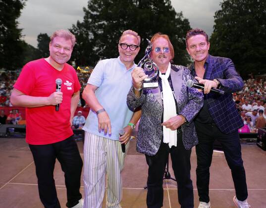 Normen Sträche, Oliver Dunk, Frank Zander, Stefan Mross. Ehrung Frank Zander mit dem Preis für das Lebenswerk bei der Schlager Radio Schlager Hammer Tour 2022 in Oranienburg.