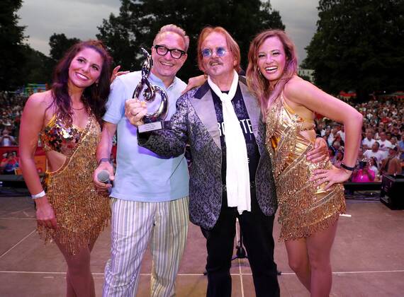 Normen Sträche, Oliver Dunk, Frank Zander, Stefan Mross. Ehrung Frank Zander mit dem Preis für das Lebenswerk bei der Schlager Radio Schlager Hammer Tour 2022 in Oranienburg.