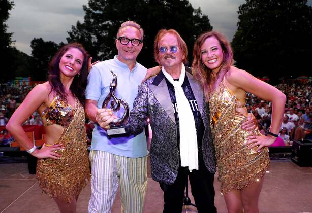 Oliver Dunk, Frank Zander mit Tänzerinnen. Ehrung Frank Zander mit dem Preis für das Lebenswerk bei der Schlager Radio Schlager Hammer Tour 2022 in Oranienburg.