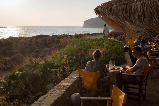 Tourism In Greece - Falassarna Beach In Crete Island People are enjoy their drink at a cafe-bar watching the sunset at Falassarna beach near Chania, Crete Island, Greece on August 14, 2022. Falassarna is located 59 kilometers west of Chania. Today is one of the most famous destinations in Crete, for its beaches and for reasons of ecological interest. Falassarna Greece Copyright: xNikolasxKokovlisx originalFilename: kokovlis-notitle220814_npFUO