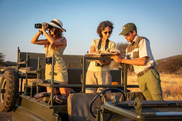 Guide and two female guests discuss sighting, Guide and two female guests discuss sighting model released, Symbolfoto , 23.01.2021, Copyright: xnickdalex Panthermedia29320897.jpg