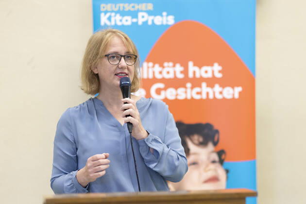 Bundesfamilienministerin Lisa Paus, Die Gruenen, uebergibt an das Buendnis Hochfeld den 2. Platz in der Kategorie - Lokales Buendnis des Jahres - im Rahmen des Deutschen Kita-Preis 2022. Duisburg Deutschland
