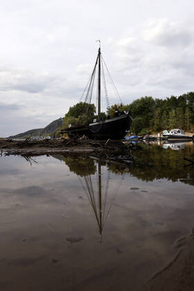 Der Rhein bei extremen Niedrigwasser: Bei Bad Honnef Rhöndorf, unterhalb des Drachenfels, liegt nicht nur das historische Rheinschiff Aalschokker Aranka im Altrheinarm an der Insel Grafenwerth auf Grund. Das Wasser in dem Seitenarm des Rhein ist so weit zurückgegangen, dass einige Boote, Kutter und Segelschiffe auf dem Trockenen liegen. (Themenbild, Symbolbild) Bonn, 16.08.2022 NRW Deutschland Copyright: xChristophxHardtx