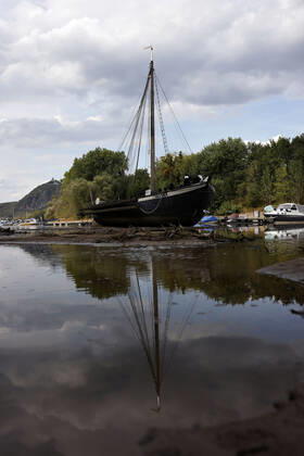 Der Rhein bei extremen Niedrigwasser: Bei Bad Honnef Rhöndorf, unterhalb des Drachenfels, liegt nicht nur das historische Rheinschiff Aalschokker Aranka im Altrheinarm an der Insel Grafenwerth auf Grund. Das Wasser in dem Seitenarm des Rhein ist so weit zurückgegangen, dass einige Boote, Kutter und Segelschiffe auf dem Trockenen liegen. (Themenbild, Symbolbild) Bonn, 16.08.2022 NRW Deutschland Copyright: xChristophxHardtx