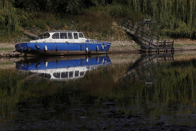 Der Rhein bei extremen Niedrigwasser: Bei Bad Honnef Rhöndorf, unterhalb des Drachenfels, liegt nicht nur das historische Rheinschiff Aalschokker Aranka im Altrheinarm an der Insel Grafenwerth auf Grund. Das Wasser in dem Seitenarm des Rhein ist so weit zurückgegangen, dass einige Boote, Kutter und Segelschiffe auf dem Trockenen liegen. (Themenbild, Symbolbild) Bonn, 16.08.2022 NRW Deutschland Copyright: xChristophxHardtx