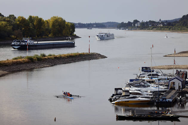 Der Rhein bei extremen Niedrigwasser: Bei Bad Honnef Rhöndorf, unterhalb des Drachenfels, liegt nicht nur das historische Rheinschiff Aalschokker Aranka im Altrheinarm an der Insel Grafenwerth auf Grund. Das Wasser in dem Seitenarm des Rhein ist so weit zurückgegangen, dass einige Boote, Kutter und Segelschiffe auf dem Trockenen liegen. (Themenbild, Symbolbild) Bonn, 16.08.2022 NRW Deutschland Copyright: xChristophxHardtx