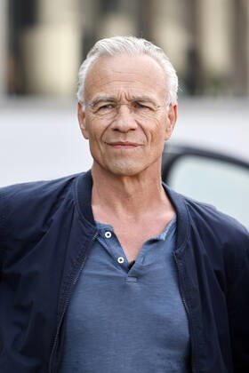 Schauspieler Klaus J. Behrendt (Max Ballauf) beim Fototermin am Set des 88. Tatorts des Ermittlerduos Ballauf und Schenk aus Köln Tatort - Pyramide am Set in Köln Ehrenfeld. Köln, 17.08.2022 NRW Deutschland Copyright: xChristophxHardtx