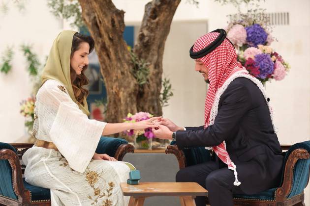 Bilder des Jahres 2022, Entertainment 08 August Entertainment Themen der Woche KW33 Entertainment Bilder des Tages Verlobung des Kronprinzen Al Hussein bin Abdullah II mit Rajwa Khaled bin Musaed bin Saif Jordan s Crown Prince Al Hussein bin Abdullah II engagement to Rajwa Khaled bin Musaed bin Saif bin Abdulaziz Al Saif, in Amman Jordan s Crown Prince Al Hussein bin Abdullah II engagement to Rajwa Khaled bin Musaed bin Saif bin Abdulaziz Al Saif, in Amman, Jordan on August 17, 2022. Photo by Royal Hashemite Court apaimages Amman Amman Jordan 170822_AMMAN_RHC_00 (6) Copyright: xapaimagesxRoyalxHashemitexCourtx xapaimagesx
