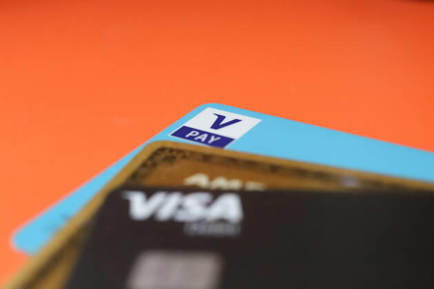Kreditkarten-Nachfrage sinkt - Debitkarten auf dem Vormarsch Symbolbild: EC- und Kreditkarten in Nahaufnahme am 21.08.2022. Wie aus den Zahlen der Europäischen Zentralbank hervor geht, sank die Anzahl der ausgegebenen Kreditkarten im vergangenen Jahr drastisch um 2,1 Millionen. Die Zahl der Debitkarten hingegen ging hoch. * Symbolic image: EC and credit cards in close-up on August 21, 2022. Figures from the European Central Bank show that the number of credit cards issued fell drastically by 2.1 million last year. The number of debit cards, on the other hand, went up. Düsseldorf NRW Germany Copyright: xPieroxNigrox