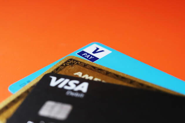 Kreditkarten-Nachfrage sinkt - Debitkarten auf dem Vormarsch Symbolbild: EC- und Kreditkarten in Nahaufnahme am 21.08.2022. Wie aus den Zahlen der Europäischen Zentralbank hervor geht, sank die Anzahl der ausgegebenen Kreditkarten im vergangenen Jahr drastisch um 2,1 Millionen. Die Zahl der Debitkarten hingegen ging hoch. * Symbolic image: EC and credit cards in close-up on August 21, 2022. Figures from the European Central Bank show that the number of credit cards issued fell drastically by 2.1 million last year. The number of debit cards, on the other hand, went up. Düsseldorf NRW Germany Copyright: xPieroxNigrox