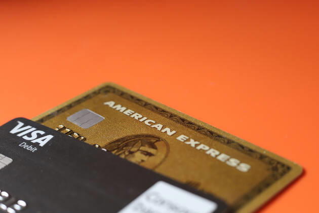 Kreditkarten-Nachfrage sinkt - Debitkarten auf dem Vormarsch Symbolbild: EC- und Kreditkarten in Nahaufnahme am 21.08.2022. Wie aus den Zahlen der Europäischen Zentralbank hervor geht, sank die Anzahl der ausgegebenen Kreditkarten im vergangenen Jahr drastisch um 2,1 Millionen. Die Zahl der Debitkarten hingegen ging hoch. * Symbolic image: EC and credit cards in close-up on August 21, 2022. Figures from the European Central Bank show that the number of credit cards issued fell drastically by 2.1 million last year. The number of debit cards, on the other hand, went up. Düsseldorf NRW Germany Copyright: xPieroxNigrox