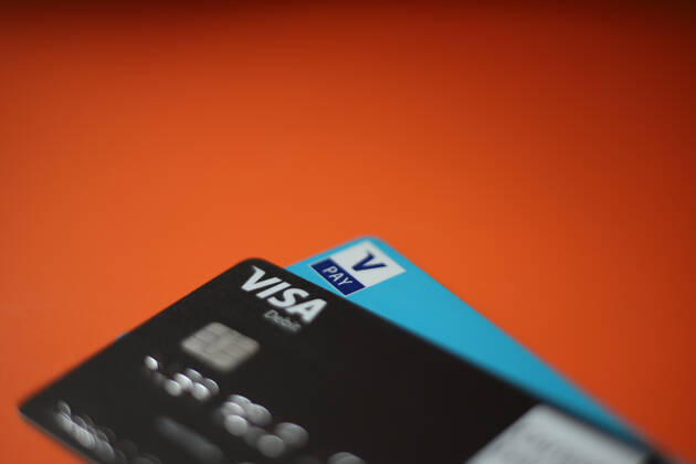 Kreditkarten-Nachfrage sinkt - Debitkarten auf dem Vormarsch Symbolbild: EC- und Kreditkarten in Nahaufnahme am 21.08.2022. Wie aus den Zahlen der Europäischen Zentralbank hervor geht, sank die Anzahl der ausgegebenen Kreditkarten im vergangenen Jahr drastisch um 2,1 Millionen. Die Zahl der Debitkarten hingegen ging hoch. * Symbolic image: EC and credit cards in close-up on August 21, 2022. Figures from the European Central Bank show that the number of credit cards issued fell drastically by 2.1 million last year. The number of debit cards, on the other hand, went up. Düsseldorf NRW Germany Copyright: xPieroxNigrox