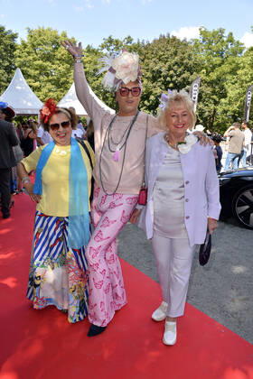Franziska Traub, Julian F.M. Stoeckel und Stefanie Simon beim Bult Audi Ascot Renntag in Hannover in Hannover 21.08.2022.
