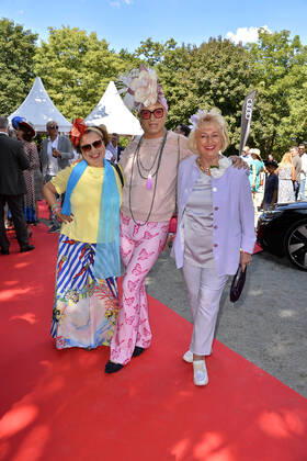 Franziska Traub, Julian F.M. Stoeckel und Stefanie Simon beim Bult Audi Ascot Renntag in Hannover in Hannover 21.08.2022.
