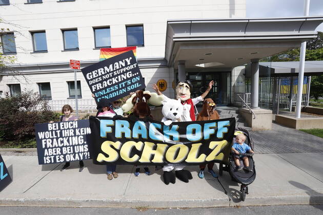 Bilder des Jahres 2022, News 08 August News Themen der Woche KW34 News Bilder des Tages August 22, 2022, Ottawa, ON, Canada: Concerned Canadians gathered outside the German Embassy in Ottawa on Monday, August 22, to urge German Chancellor Olaf Scholz to reject any proposals for LNG export terminals on CanadaöÄÃ s East Coast that would carry fracked gas. Protestors pointed out the hypocrisy of GermanyöÄÃ s apparent willingness to accept fracked gas from Canada, despite the European nation s ban on domestic fracked gas. The Canadian Press Images PHOTO Ottawa Canada  - ZUMAc35_ 20220822_zaf_c35_020 Copyright: xPatrickxDoylex