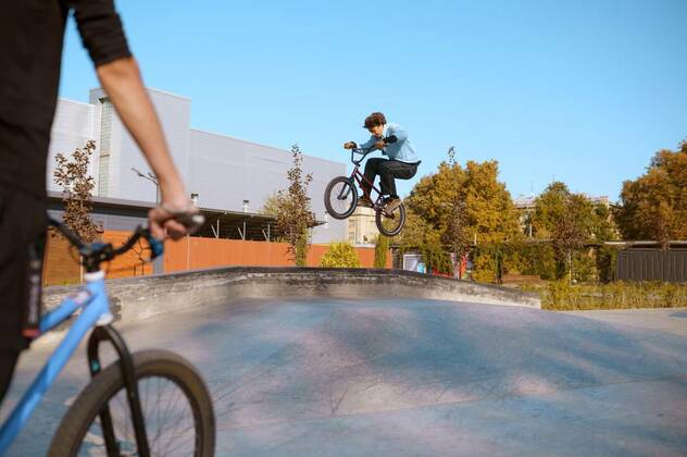 IMAGO Creative, Jahreszeit Sommer, Sommerferien Bmx rider, jump in action, training in skatepark, Bmx rider on ramp, jump on ramp in action, training in skatepark. Extreme bicycle sport, dangerous cycle exercise, street riding, teens biking in summer park, 17.01.2021, Copyright: xNomadSoulx Panthermedia29261147.jpg
