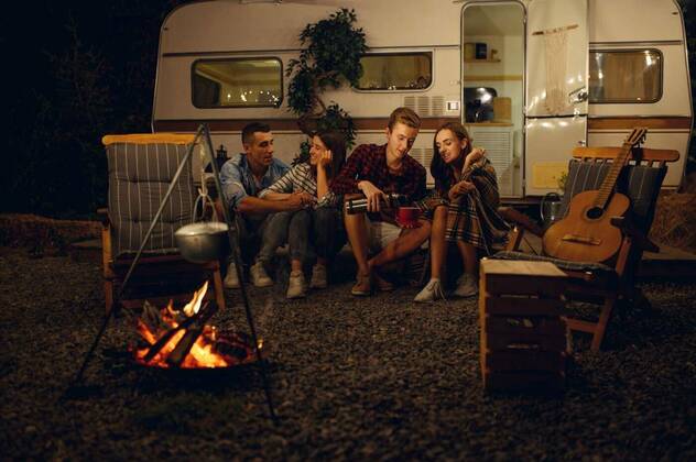 IMAGO Creative: Ende des Sommers Friends sitting by campfire in the night, camping, Friends sitting by the campfire in the night, picnic at camping in the forest. Youth having summer adventure on rv, camping-car on background. Two couples leisures, travelling with trailer, Friends sitting by the campfire in the night, picnic at camping in the forest. Youth having summer adventure on rv, camping-car on background. Two couples leisures, travelling with trailer, 07.02.2021, Copyright: xNomadSoulx Panthermedia29575013.jpg