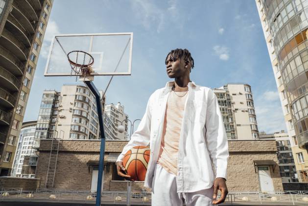 IMAGO Creative, Urban Lifestyle Young man with basketball at sports court on sunny day model released, Symbolfoto, VPIF06862