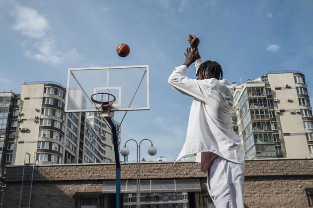 IMAGO Creative: 2022 Sport Favoriten IMAGO Creative: November, Monat der Männergesundheit Young man throwing basketball in hoop model released, Symbolfoto, VPIF06864