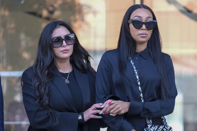 Bilder des Jahres 2022, Entertainment 08 August Entertainment Themen der Woche KW34 Entertainment Bilder des Tages August 23, 2022, Los Angeles, California, USA: Vanessa Bryant, left, and soccer player Sydney Leroux leave the Federal Court after witness testimony has concluded in the trial of Bryant s federal negligence lawsuit against the county over photos taken by first responders at the scene of the helicopter crash that killed her husband Kobe, her daughter and seven other people, on Tuesday, Aug. 23, 2022 in Los Angeles. Los Angeles USA - ZUMAc68_ 20220823_zaf_c68_011 Copyright: xRingoxChiux