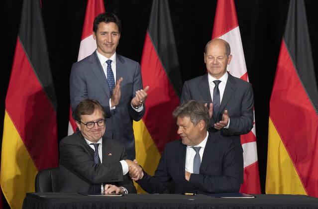 Bilder des Jahres 2022, News 08 August News Themen der Woche KW34 News Bilder des Tages August 23, 2022, Stephenville, NFLD, Canada: Canadian Prime Minister Justin Trudeau and ..German Chancellor Olaf Scholz applaud as Natural Resources Minister Jonathan Wilkinson and German vice-chancellor Robert Habeck shake hands after signing an agreement, Tuesday, August 23, 2022 in Stephenville, Newfoundland and Labrador. Stephenville Canada  - ZUMAc35_ 20220823_zaf_c35_060 Copyright: xAdrianxWyldx