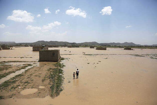 Bilder des Jahres 2022, News 08 August News Themen der Woche KW34 (220824) -- DHAMAR, Aug. 24, 2022 -- People try to wade through flood water after heavy rains hit the Mabar District, Dhamar Province in Yemen on Aug. 23, 2022. The total number of people killed by rainstorms, floods, and lightning strikes has been brought to at least 97 since July in the war-torn country, which has been battered by torrential rains, flash floods, and lightning for weeks, according to the health authorities. (Photo by Xinhua) YEMEN-DHAMAR-FLOOD MohammedxMohammed