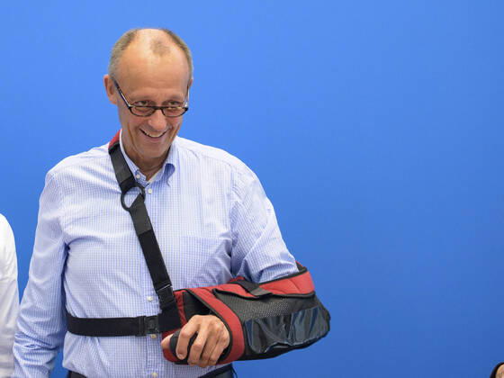 Bilder des Jahres 2022, News 08 August News Themen der Woche KW34 News Bilder des Tages Berlin GER, Berlin, CDU - Bundesvorstandssitzung, Politik, 24.08.22 Friedrich Merz - MdB, Vorsitzender der CDU Deutschlands, Arm links in der Schlaufe, verletzt, CDU - Bundesvorstandssitzung - Bildtermin vor Beginn, 24.08.22, Bund, Bundesvorstand, Politik, Copyright: xEibner-Pressefoto UwexKochx EP_UKH