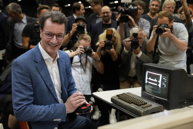 Bilder des Jahres 2022, News 08 August News Themen der Woche KW34 News Bilder des Tages Offizielle Politische Eroeffnung Gamescom 2022 Aktuell, 24.08.2022, Koeln,NRW Ministerpraesident Hendrik Wuest an einem Retro C64 Computer mit Joystick beim Rundgang über die Gamescom 2022 am Stand von Buntspecht Games Koeln Nordrhein-Westfalen Deutschland