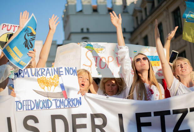 Kundgebung zum Tag der Unabhängigkeit der Ukraine Am 24.9.2022 versammelten sich in München einige hundert Menschen, um für schwere Waffenlieferungen an die Ukraine und schärfere Sanktionen gegen Russland zu demonstrieren. Grund für die Mittwochsdemo war der ukrainische Nationalfeiertag. Eine Organisatorin machte am Rande pressefeindliche und Corona-verharmlosende Aussagen. * On August 24, 2022 hundreds joined a rally in Munich, Germany to demand heavy arms for Ukraine and more sanctions against Russia. The rally was organized to the Ukrainian liberation day. On the edge an organizer made some hostile statements against the press and trivialized the Covid-19 pandemic. München Bayern Deutschland Copyright: xLorenzoxFilippuccix