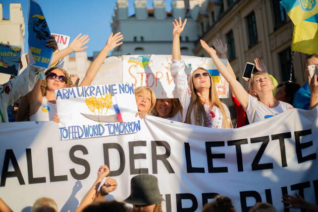 Kundgebung zum Tag der Unabhängigkeit der Ukraine Am 24.9.2022 versammelten sich in München einige hundert Menschen, um für schwere Waffenlieferungen an die Ukraine und schärfere Sanktionen gegen Russland zu demonstrieren. Grund für die Mittwochsdemo war der ukrainische Nationalfeiertag. Eine Organisatorin machte am Rande pressefeindliche und Corona-verharmlosende Aussagen. * On August 24, 2022 hundreds joined a rally in Munich, Germany to demand heavy arms for Ukraine and more sanctions against Russia. The rally was organized to the Ukrainian liberation day. On the edge an organizer made some hostile statements against the press and trivialized the Covid-19 pandemic. München Bayern Deutschland Copyright: xLorenzoxFilippuccix