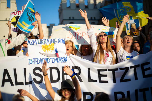 Kundgebung zum Tag der Unabhängigkeit der Ukraine Am 24.9.2022 versammelten sich in München einige hundert Menschen, um für schwere Waffenlieferungen an die Ukraine und schärfere Sanktionen gegen Russland zu demonstrieren. Grund für die Mittwochsdemo war der ukrainische Nationalfeiertag. Eine Organisatorin machte am Rande pressefeindliche und Corona-verharmlosende Aussagen. * On August 24, 2022 hundreds joined a rally in Munich, Germany to demand heavy arms for Ukraine and more sanctions against Russia. The rally was organized to the Ukrainian liberation day. On the edge an organizer made some hostile statements against the press and trivialized the Covid-19 pandemic. München Bayern Deutschland Copyright: xLorenzoxFilippuccix