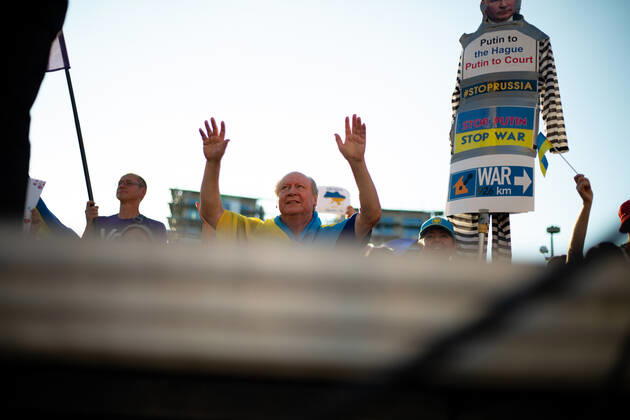 Kundgebung zum Tag der Unabhängigkeit der Ukraine Am 24.9.2022 versammelten sich in München einige hundert Menschen, um für schwere Waffenlieferungen an die Ukraine und schärfere Sanktionen gegen Russland zu demonstrieren. Grund für die Mittwochsdemo war der ukrainische Nationalfeiertag. Eine Organisatorin machte am Rande pressefeindliche und Corona-verharmlosende Aussagen. * On August 24, 2022 hundreds joined a rally in Munich, Germany to demand heavy arms for Ukraine and more sanctions against Russia. The rally was organized to the Ukrainian liberation day. On the edge an organizer made some hostile statements against the press and trivialized the Covid-19 pandemic. München Bayern Deutschland Copyright: xLorenzoxFilippuccix