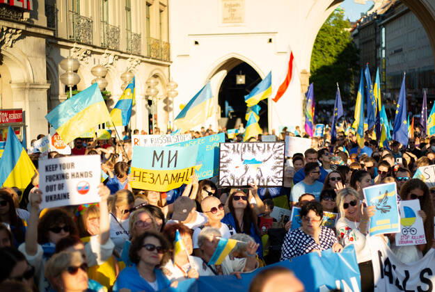 Kundgebung zum Tag der Unabhängigkeit der Ukraine Am 24.9.2022 versammelten sich in München einige hundert Menschen, um für schwere Waffenlieferungen an die Ukraine und schärfere Sanktionen gegen Russland zu demonstrieren. Grund für die Mittwochsdemo war der ukrainische Nationalfeiertag. Eine Organisatorin machte am Rande pressefeindliche und Corona-verharmlosende Aussagen. * On August 24, 2022 hundreds joined a rally in Munich, Germany to demand heavy arms for Ukraine and more sanctions against Russia. The rally was organized to the Ukrainian liberation day. On the edge an organizer made some hostile statements against the press and trivialized the Covid-19 pandemic. München Bayern Deutschland Copyright: xLorenzoxFilippuccix