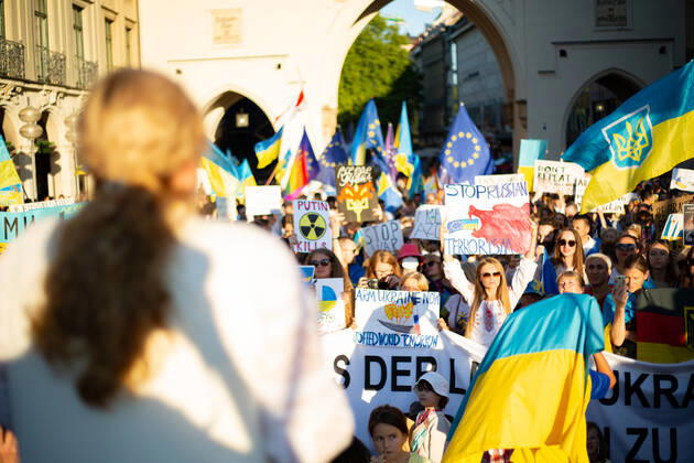 Kundgebung zum Tag der Unabhängigkeit der Ukraine Am 24.9.2022 versammelten sich in München einige hundert Menschen, um für schwere Waffenlieferungen an die Ukraine und schärfere Sanktionen gegen Russland zu demonstrieren. Grund für die Mittwochsdemo war der ukrainische Nationalfeiertag. Eine Organisatorin machte am Rande pressefeindliche und Corona-verharmlosende Aussagen. * On August 24, 2022 hundreds joined a rally in Munich, Germany to demand heavy arms for Ukraine and more sanctions against Russia. The rally was organized to the Ukrainian liberation day. On the edge an organizer made some hostile statements against the press and trivialized the Covid-19 pandemic. München Bayern Deutschland Copyright: xLorenzoxFilippuccix